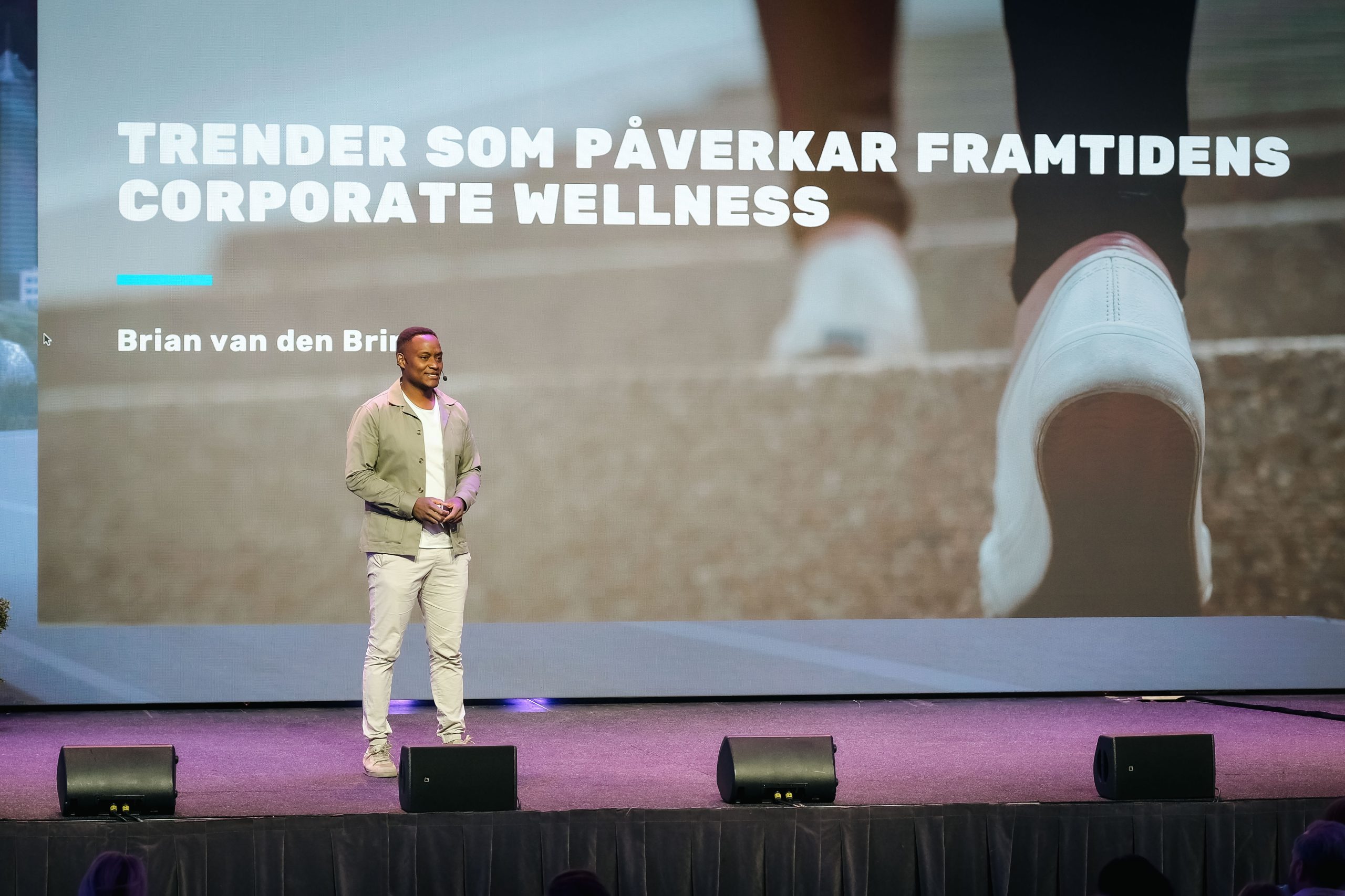 Brian van den Brink talar på scen under Benifex Framtidens HR