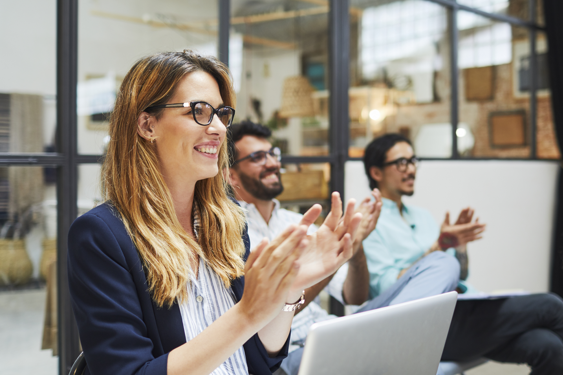 Nya medarbetare tar del av onboarding information